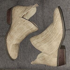Serra Bootie Women size 8  Beige Split Shaft Ankle Boot ‎ Block Heel